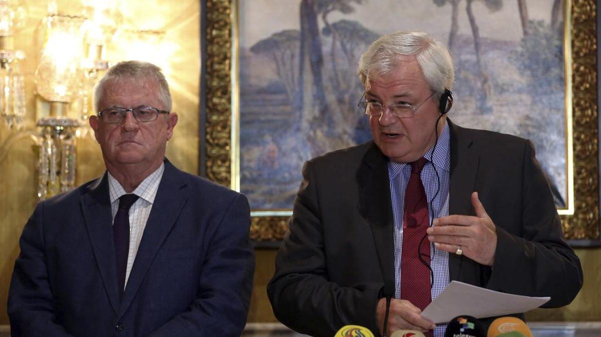 
El subsecretario general para Asuntos Humanitarios de la ONU, Stephen O'Brien (der.), en una rueda de prensa el lunes en Damasco. Según su oficina, O'Brien visita la zona para ver de primera mano el terrible impacto humanitario del conflicto. 
