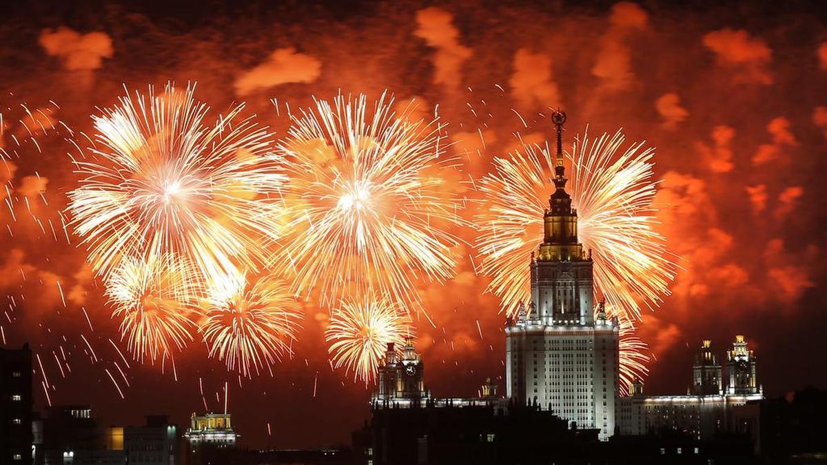 Fuegos artificiales iluminan el cielo sobre edificios de la Universidad de Moscú el lunes durante la conmemoración del 71 aniversario de la victoria sobre la Alemania Nazi en la Segunda Guerra Mundial.