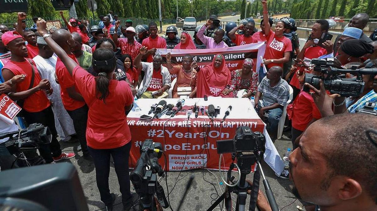 Ciudadanos nigerianos protestan el jueves, durante un evento de “Regresen a nuestras niñas” sobre el caso de las niñas de Chibok, a las afueras de la villa presidencial en Abuya, Nigeria.