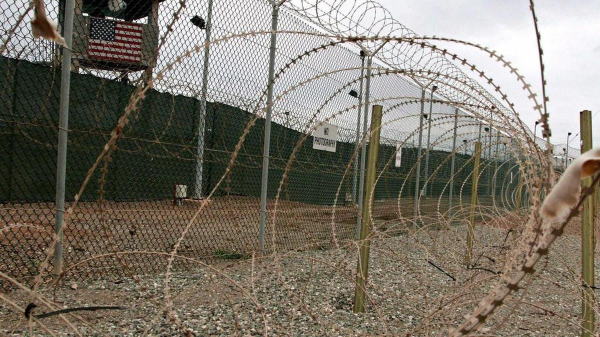 Fotografía de archivo de la valla de seguridad que rodea el centro de detención de máxima seguridad de Camp Delta, en la base naval estadounidense de Guantánamo (Cuba). 
