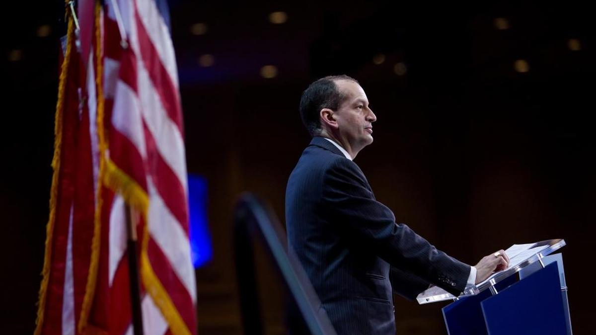 El Secretario de Trabajo Alexander Acosta hace una pausa mientras habla durante la Cumbre de Inversión de SelectUSA en Oxon Hill, Maryland, el 27 de junio de 2017.