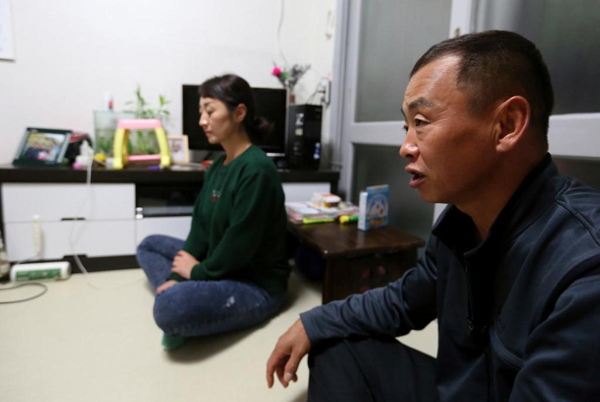 Kim Sun-hee, junto a su esposo coreano-chino Chang Kil-dong, quien la compró por $1,200 cuando ella tenía 18 años.