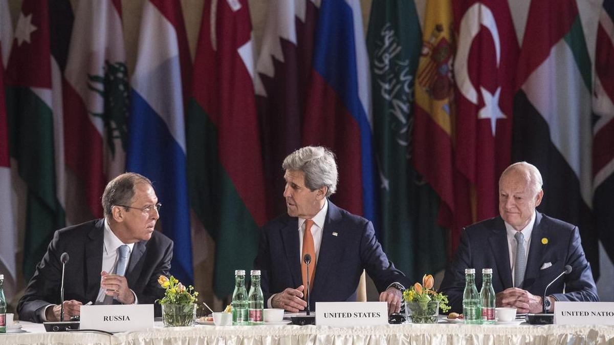 John Kerry (cen.), el ministro de Asuntos Exteriores de Rusia, Serguéi Lavrov (izq.), y el enviado especial de la ONU, Staffan de Mistura, en Viena, Austria.