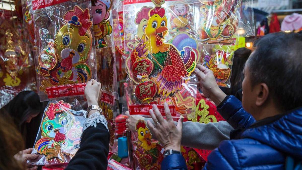 Gente mira decoraciones para el año del gallo en Hong Kong el 12 de enero del 2017.