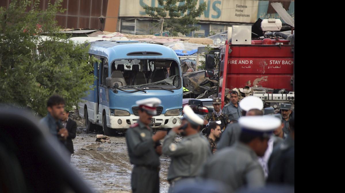 
Miembros de seguridad afgana acordonan la zona donde al menos trece personas murieron y otras 53 resultaron heridas en un atentado suicida con coche bomba en el aparcamiento del Ministerio de Justicia en Kabul, Afganistán, el martes.
