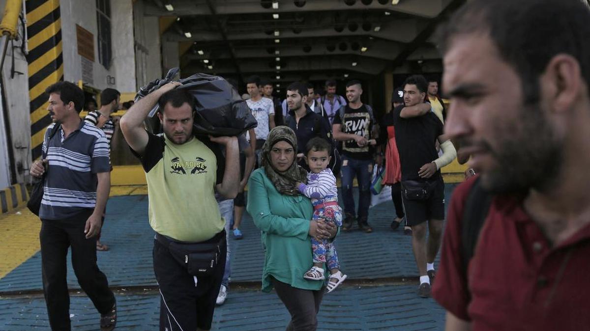 
Refugiados, en su mayoría sirios, desembarcan del ferry “Eleftherios Venizelos” en el puerto del Pireo en Grecia, el martes. Más de 2,000 refugiados llegaron esta mañana al puerto del Pireo, en Atenas, procedentes de la isla de Lesbos. 
