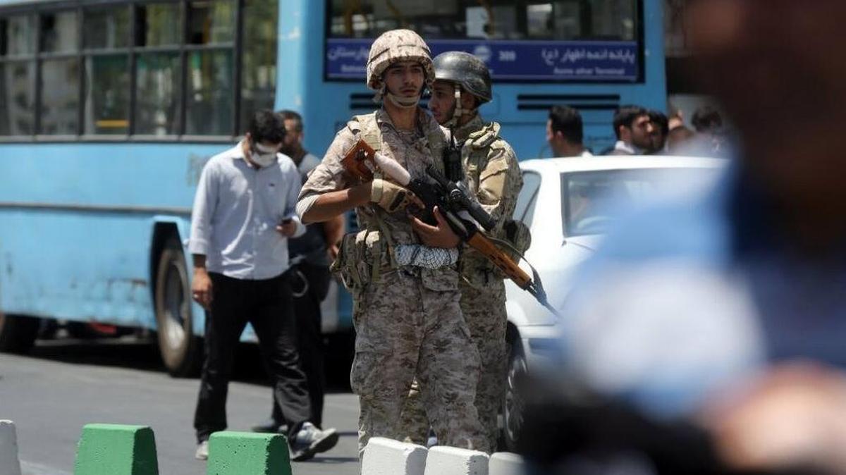 Soldados iraníes vigilan los alrededores del Parlamento iraní después de que un grupo de hombres armados irrumpiera en el edificio y matasen a al menos siete personas, además de tomar a varios rehenes, en Teherán, el 7 de junio de 2017.
