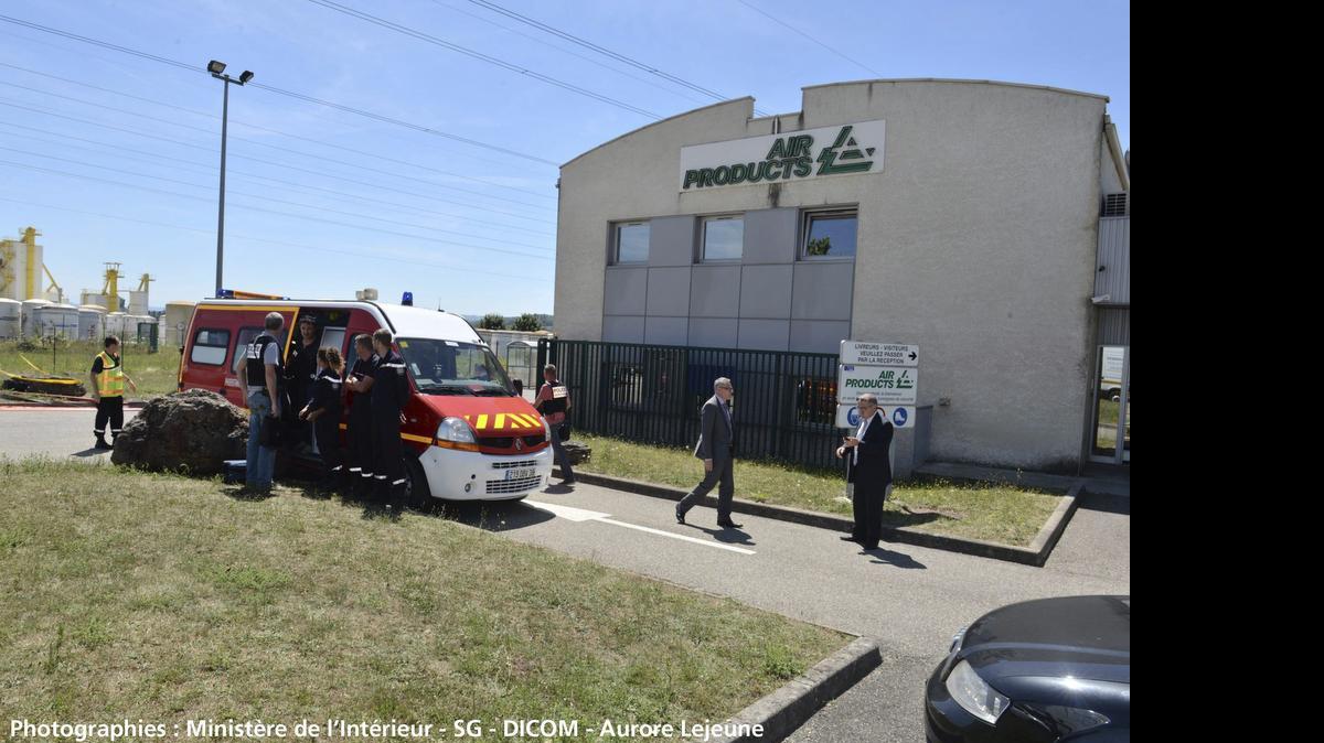 
 Fotografía facilitada por el Ministerio del Interior francés que muestra la llegada de los bomberos, los servicios sanitarios y la policía al polígono industrial de la localidad de Saint-Quentin-Fallavier, el lugar del atentado terrorista en Francio hoy 26 de junio de 2015. 
