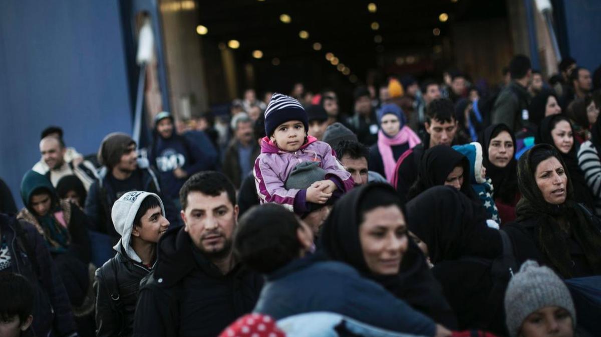 Refugiados y migrantes desembarcan del ferry de pasajeros de la estrella azul que llega de la isla de Lesbos en el puerto de Pireo el 31 de enero 2016 en Atenas.