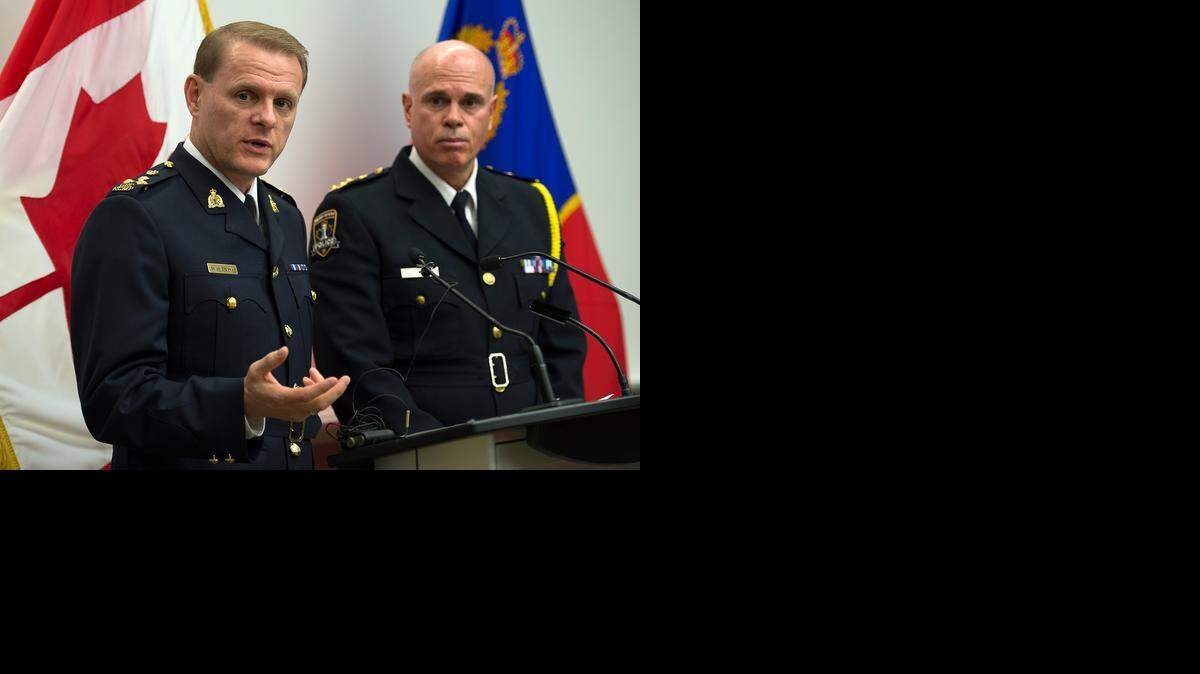 
El comisario adjunto de la Real Policía Montada Canadiense, Brian Brennan (izq.), y el feje de la policía de Halifax, Jean-Michel Blais, en conferencia de prensa en Halifax, Canadá.

