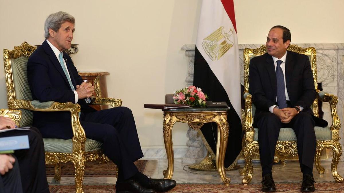 El presidente egipcio, Adelfatah al Sisi (der.), y el secretario de Estado de EEUU, John Kerry (izq), durante la reunión en el palacio presidencial de El Cairo, Egipto.