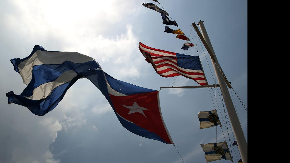 
Las banderas de Cuba y EE.UU. ondean juntas en la sede del Club Náutico Internacional Hemingway de Cuba.