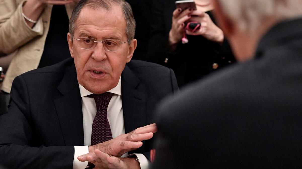 El Ministro de Asuntos Exteriores de Rusia, Sergei Lavrov, asiste a una reunión con el Enviado Especial de la ONU para Siria en Moscú el 24 de noviembre de 2017.