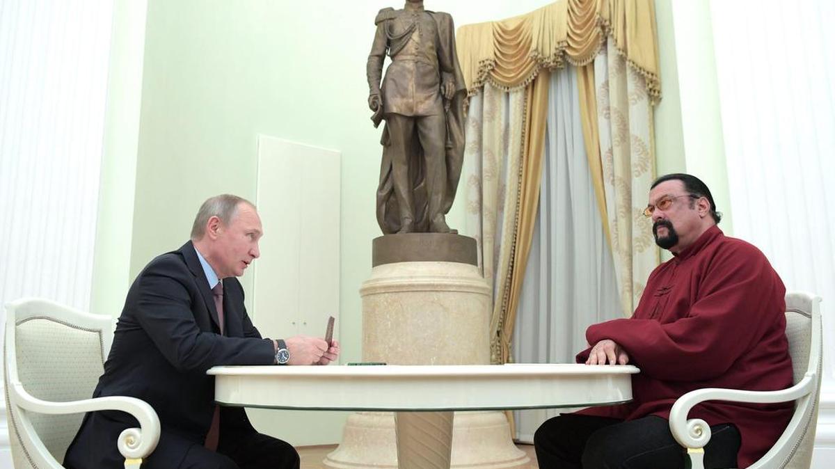 El presidente ruso, Vladímir Putin (i) se reúne con el actor estadounidense, Steven Seagal (d) en el Kremlin de Moscú, Rusia, hoy, 25 de noviembre de 2016.