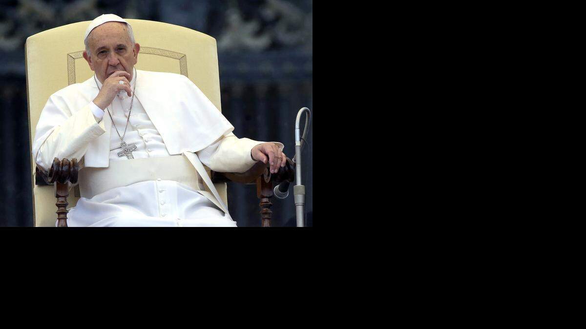 
El papa Francisco decidió acompañar sorpresivamente este jueves a 150 indigentes y “sin techo” a visitar la Capilla Sixtina
