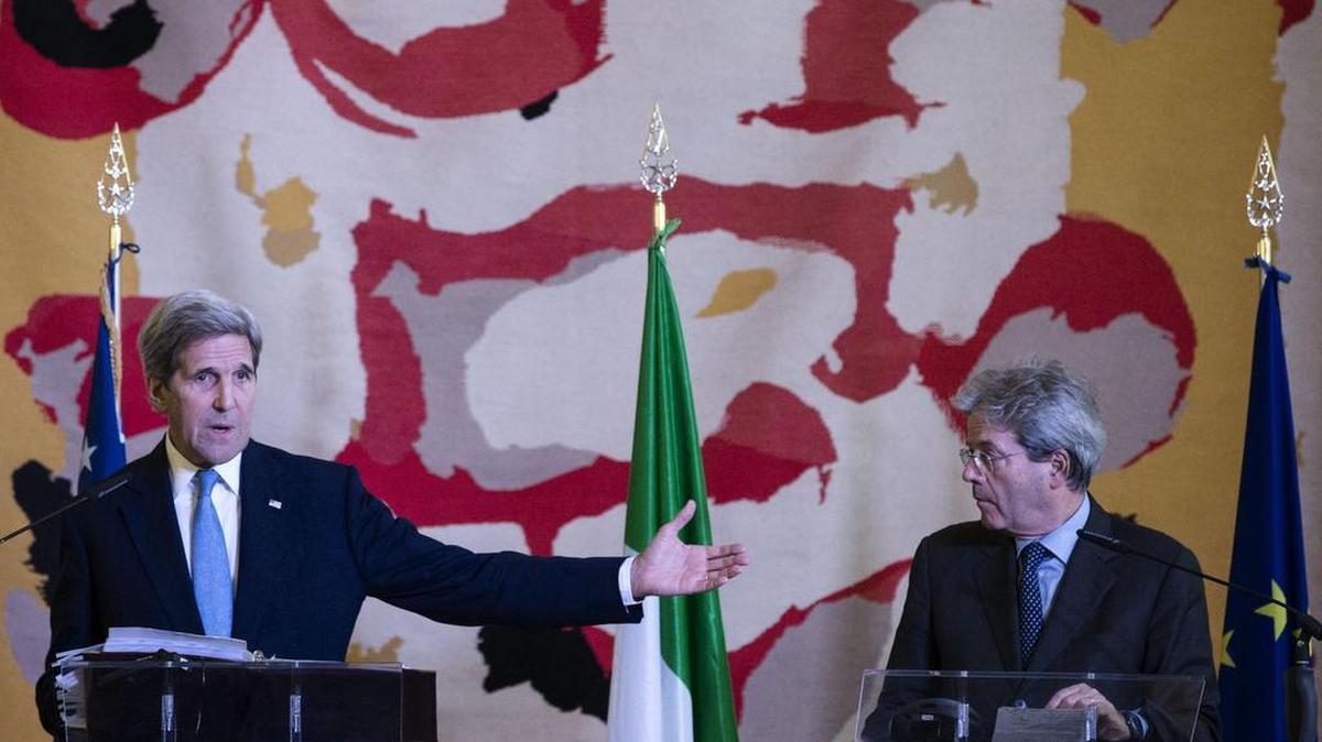 John Kerry (izq.) con el ministro de Exteriores italianos Paolo Gentiloni (der.), durante una rueda de prensa celebrada en Roma, Italia, el martes.