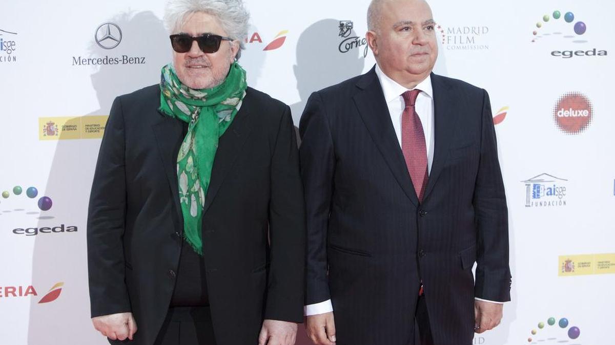 El director español Pedro Almódovar (izq.) y su hermano, el productor Agustín Almodóvar, durante la entrega de los Premios José María Forqué en Madrid, el 13 de enero.