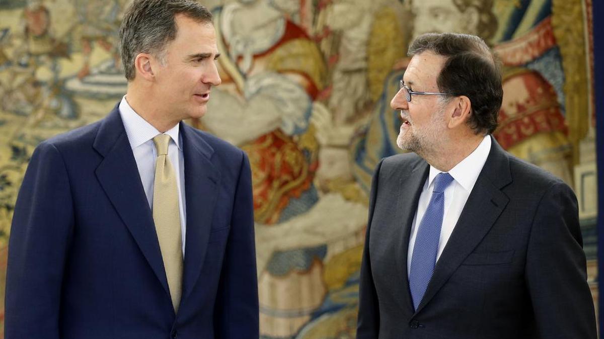 El rey Felipe VI recibe al presidente del Gobierno en funciones, Mariano Rajoy (der.), el martes 26 de abril en el Palacio de la Zarzuela, dentro de la tercera ronda de consultas con los líderes políticos para pulsar la posibilidad de proponer un candidato a la investidura antes de que los plazos constitucionales obliguen a disolver las Cortes y convocar nuevas elecciones.