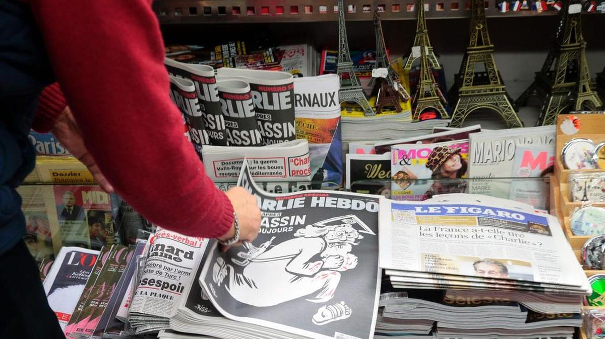 L'Osservatore Romano”, calificó el miércoles de “penosa” portada del semanario satírico francés “Charlie Hebdo”.
