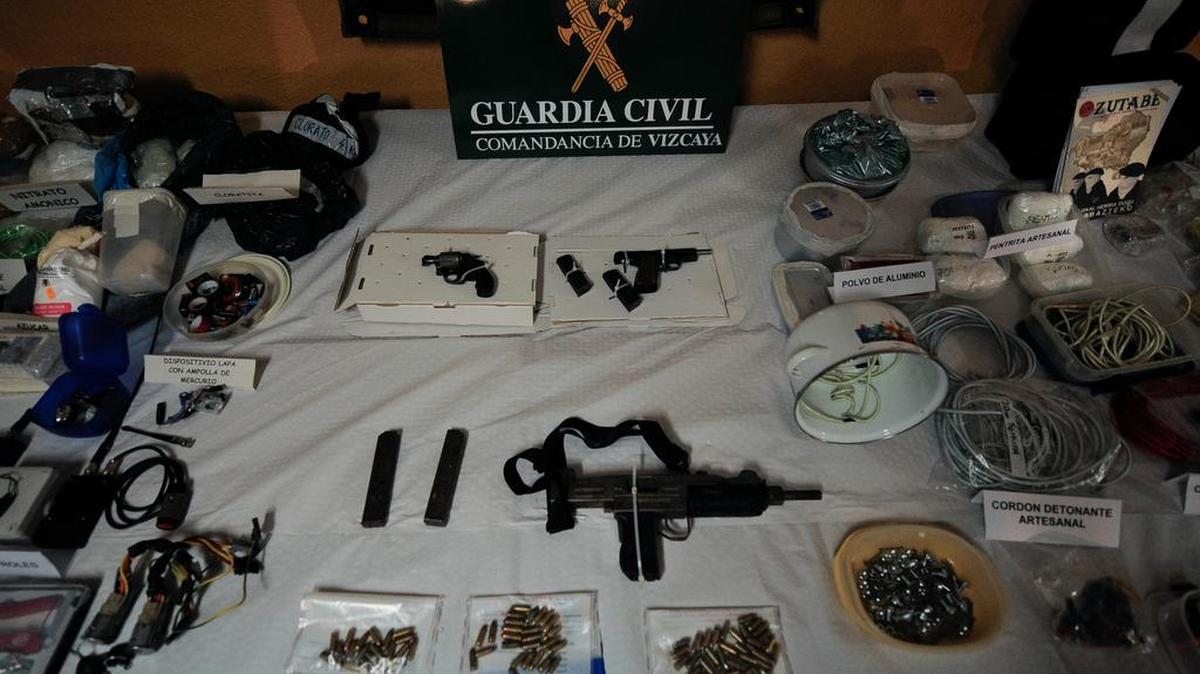 Exposición de municiones, armas y explosivos capturados de la organización separatista ETA, el 1ro de marzo del 2011.