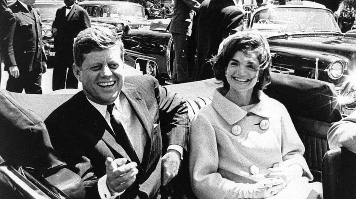 Fotografía cedida por la biblioteca presidencial John F. Kennedy del 3 de mayo de 1961 muestra al presidente de los Estados Unidos John F. Kennedy (i) y a la primera dama Jacqueline Kennedy (d) después de las ceremonias de llegada de H. E. Habib Bourguiba, presidente de Túnez, en la Casa Blair, Washington, DC.