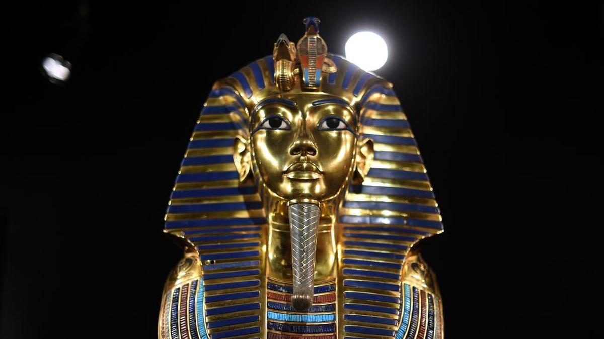 Réplicas de los bienes funerarios del rey egipcio Tutankamón son vistas durante una presentación a la prensa de “El Descubrimiento de King Tut” en Premier Exhibitions 5th Avenue en Nueva York el 23 de noviembre de 2015. La exposición única permite a los visitantes experimentar la historia de la tumba de Tutankamón. Más de 1.000 réplicas y reconstrucciones de las cámaras de la tumba del rey Tut elaboradas con presición se muestran tal y como estaban cuando descubiertas en 1922 por el arqueólogo Howard Carter.