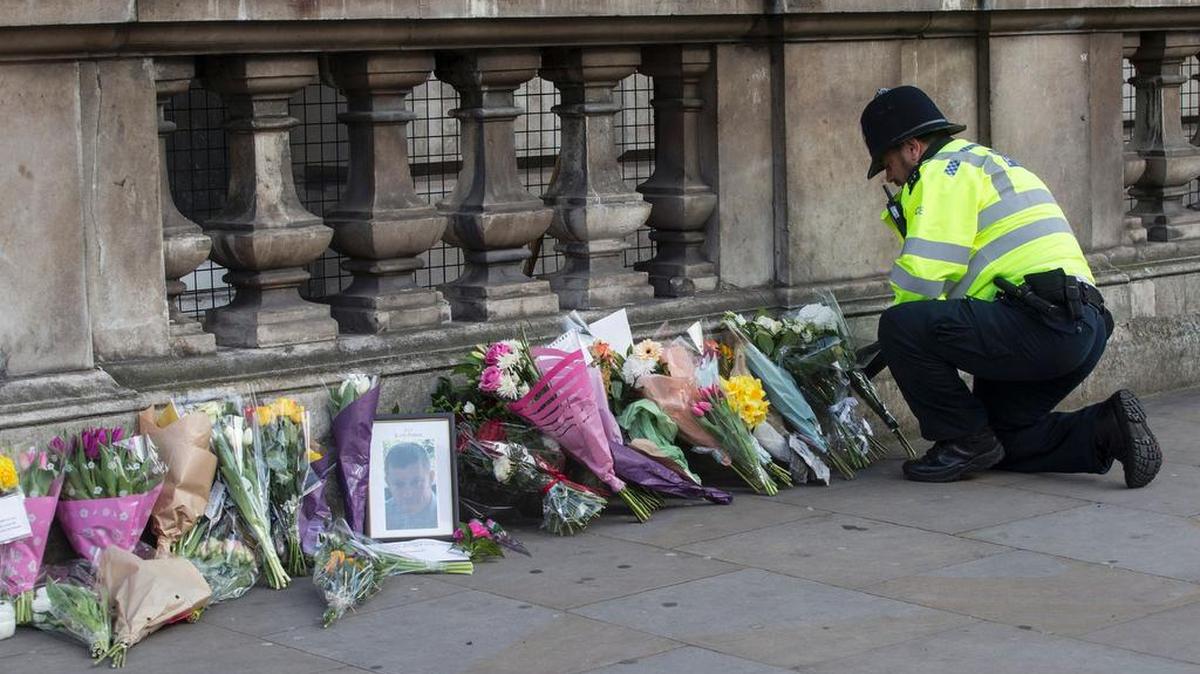 Un policía visita el lugar en donde murieron algunas de las víctimas del ataque frente al parlamento británico, el jueves en Londres.