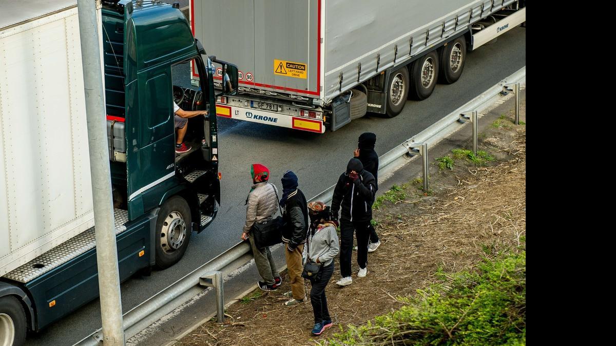 
Un migrante murió en un intento de llegar a Gran Bretaña cruzando por el Eurotúnel desde Francia.
