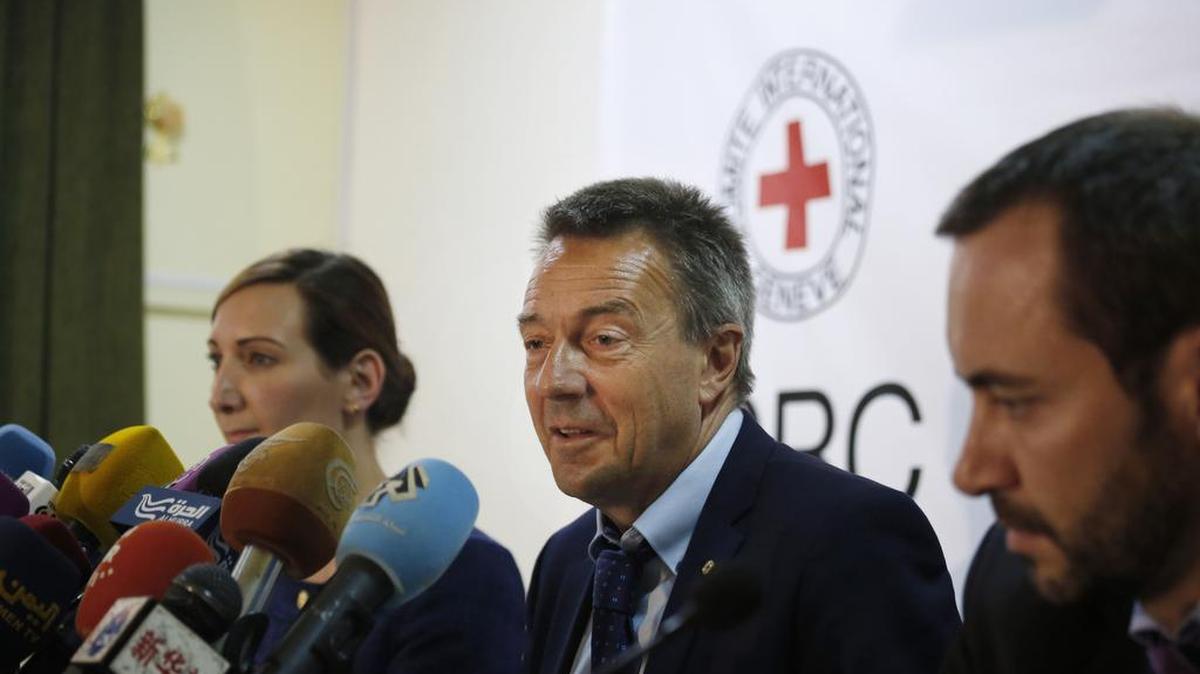 
Peter Maurer (cent.), presidente del Comité Internacional de la Cruz Roja (CICR), durante su visita a Yemen.
