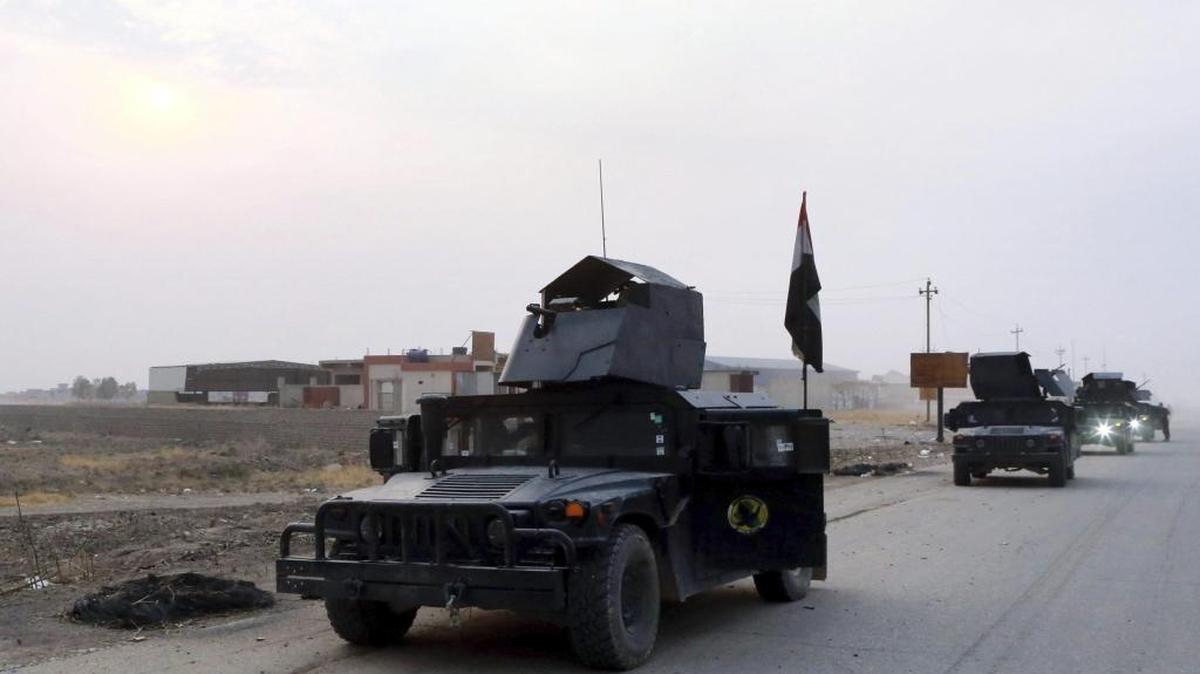 Fuerzas Especiales Iraquíes patrullan con sus vehículos por el pueblo de Bartila, anteriormente bajo dominio del Estado Islámico (EI), en Irak.