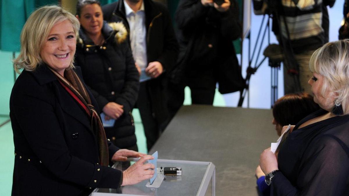 Marine Le Pen, líder del partido de ultraderecha Frente Nacional, deposita su vote el domingo en Henin-Beaumont, al norte de Francia.