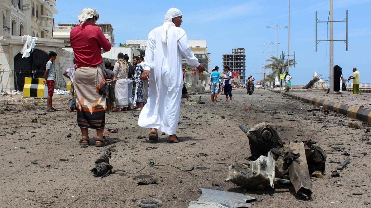 Una mujer resultó herida grave al explotar un coche bomba el viernes junto a la sede del Ministerio de Asuntos Exteriores yemení en la ciudad sureña de Aden.