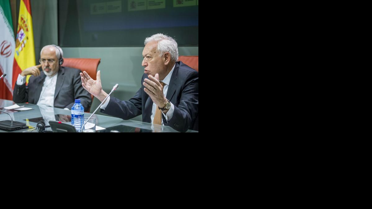 
El ministro español de Exteriores, José Manuel García-Margallo (der.), y su homólogo de Irán, Mohamad Yavad Zarif (izq.), durante la rueda de prensa que han ofrecido, el martes, en Madrid. 
