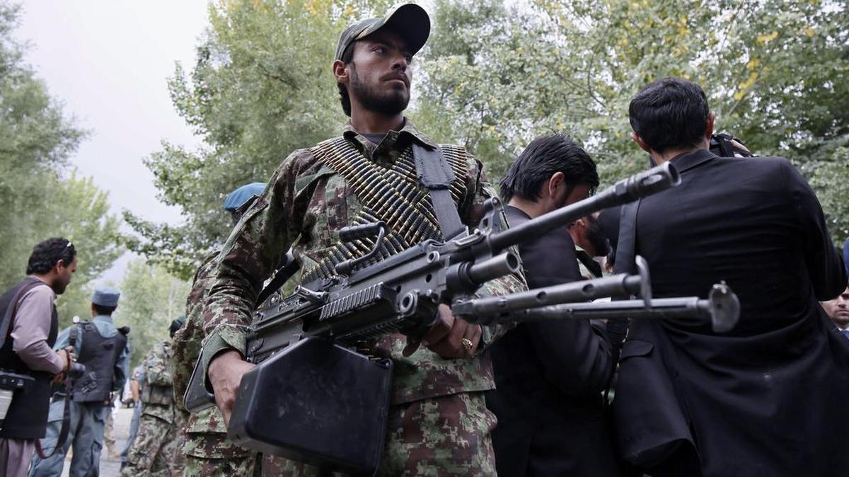 
Miembros de las fuerzas de seguridad afganas aseguran el miércoles el escenario de un ataque suicida con coche bomba perpetrado en un complejo administrativo del gobierno afgano cerca de Kabul, Afganistán.
