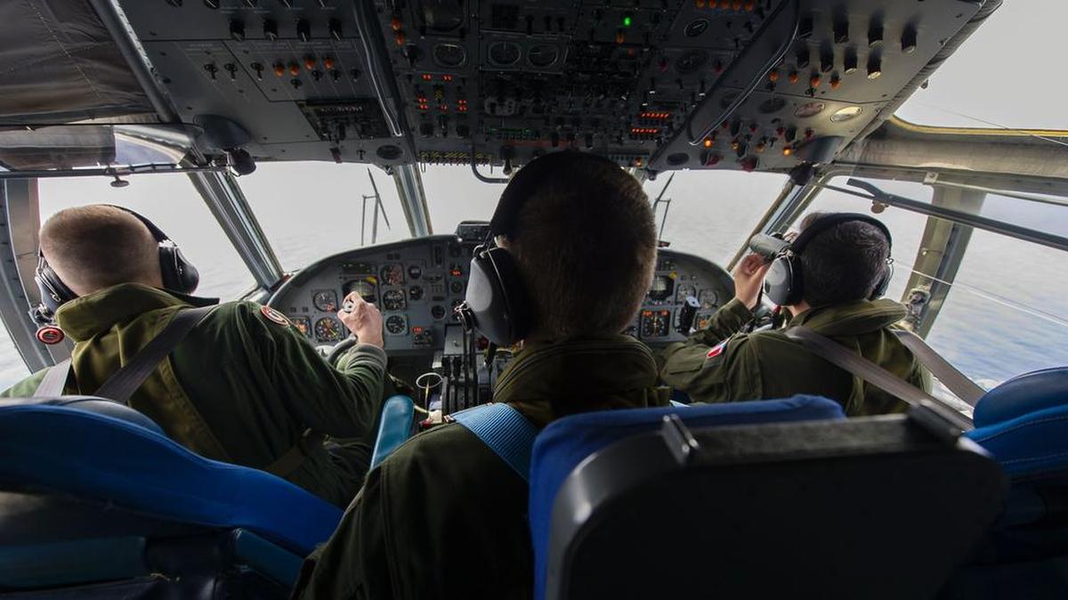 Soldados franceses a bordo de una aeronave llevan a cabo búsquedas de los desechos del vuelo MS804 de EgyptAir que se estrelló en el mar Mediterráneo.