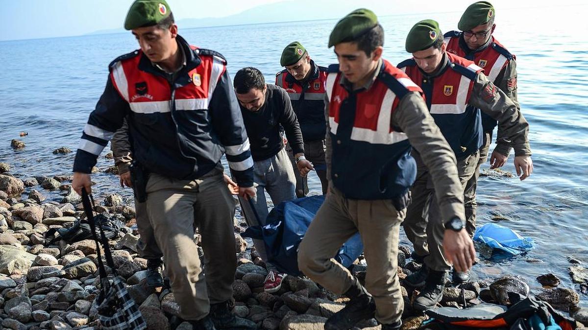 El cuerpo sin vida de un niño apareció el sábado sobre la playa rocosa de Turquía, en un recordatorio de que la crisis de los migrantes en Europa destruye vidas cada día.