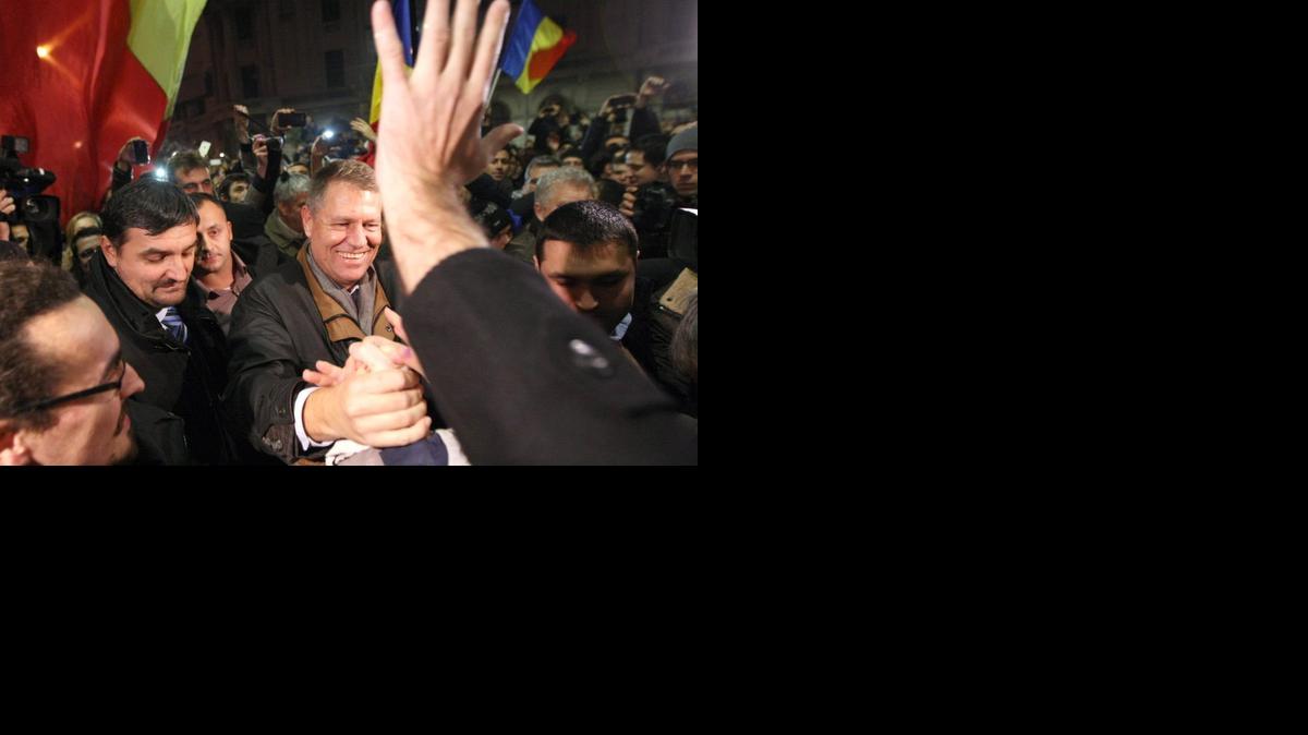 
Klaus Iohannis saluda a sus seguidores en el centro de la capital rumana tras conocerce el resultado parcial de los comicios.


