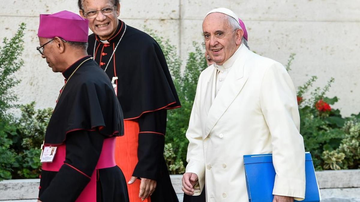El Sínodo de los obispos, tras tres semanas de debates y divisiones, aprobó este sábado mayoría un documento en el que la Iglesia muestra mayor tolerancia ante divorciados y otras situaciones familiares.