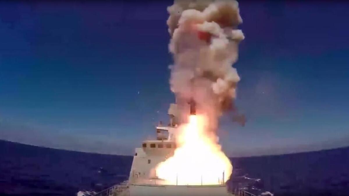 La fragata Almirante Essen lanza misiles de crucero en el Mediterráneo con el objetivo de golpear posiciones del EI en Palmira el 31 de mayo.