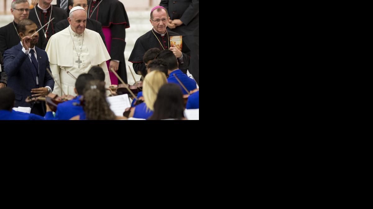 
El papa Francisco se reúne con miembros de la Fraternidad Católica de las Comunidades y Asociaciones Carismáticas en el Aula Pablo VI en el Vaticano, el viernes. 


