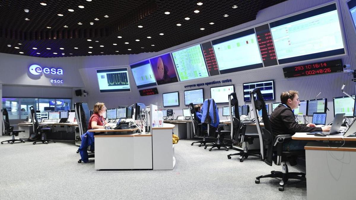 Varios empleados controlan las pantallas en el centro de control de la misión "ExoMars" de la Agencia Espacial Europea (ESA) en Darmstadt (Alemania).