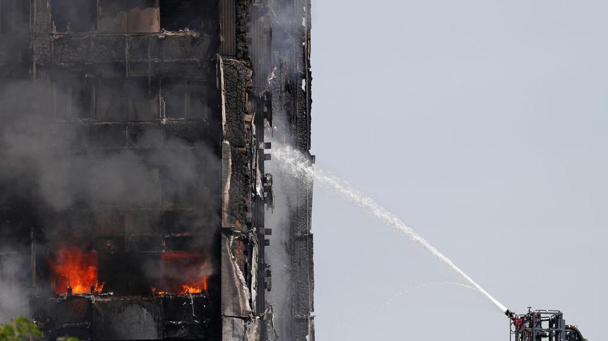 Bomberos tratan de controlar un incendio en Grenfell Tower, en el oeste de Londers, el miércoles 14 de junio de 2017.