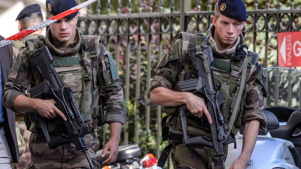 Varios militares delimitan un perímetro de seguridad en el lugar donde un vehículo ha atropellado a un grupo de militares que formaban parte de una patrulla del dispositivo antiterrorista desplegado en Levallois Perret, a las afueras de París (Francia) el 9 de agosto del 2017, y ha provocado seis heridos según fuentes del Ministerio del Interior.
