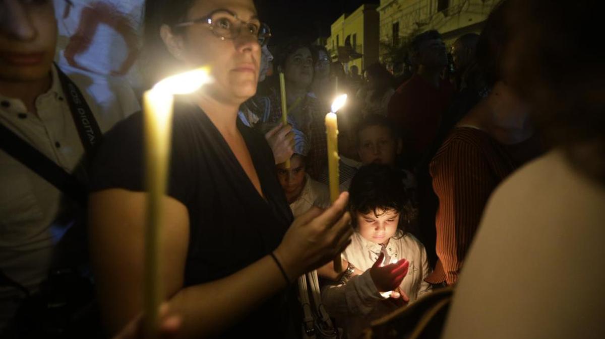 Ciudadanos de Lampedusa, Italia, participan en una procesión en octubre del 2013 para honrar a cientos de inmigrantes fallecidos en el mar.