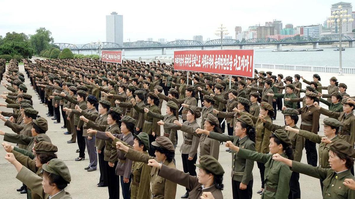 Foto del 14 de agosto de 2017 de la Agencia Central Coreana de Noticias de Corea del Norte (KCNA) muestra a miembros de la Unión Socialista de Mujeres en la RPDC en una manifestación contra Estados Unidos.