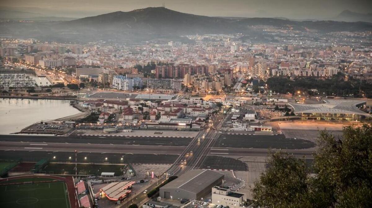 A medida que se acerca la fecha de la salida del Reino Unido de la Unión Europea, los efectos del Brexit en el enclave autónomo de 6.8 kilómetros cuadrados, cuyos 34,000 residentes votaron que el 96 por ciento se mantuvo y ya está fuera de la unión aduanera de la UE, aún no está claro. Un territorio británico por 300 años, que tiene una frontera terrestre con España, tiene una economía de servicios de $ 2.9 mil millones que depende en gran medida de los trabajadores fronterizos que vienen de España para aproximadamente el 50 por ciento de su fuerza laboral.