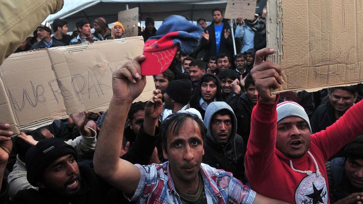 Grecia seguía evacuando el sábado a algunos cientos de los más de 11,500 migrantes que están bloqueados en la frontera con Macedonia.