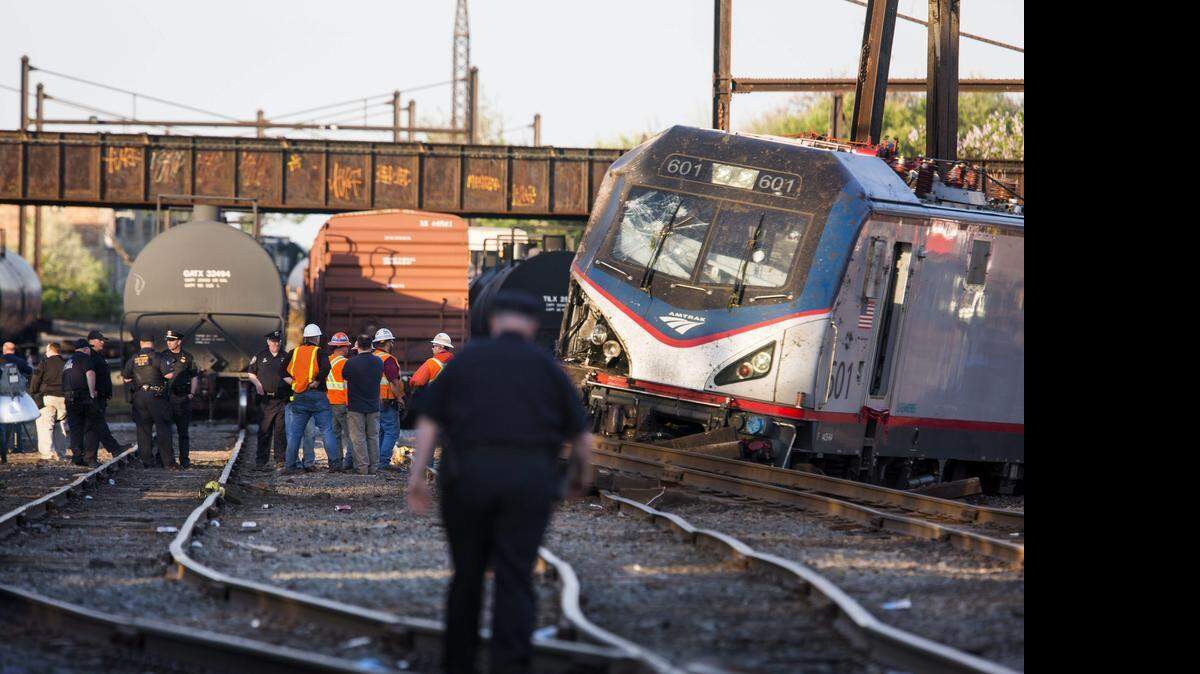 
Operarios trabajan en el lugar donde un tren ha descarrilado en Filadelfia (Estados Unidos), el 13 de mayo de 2015. 