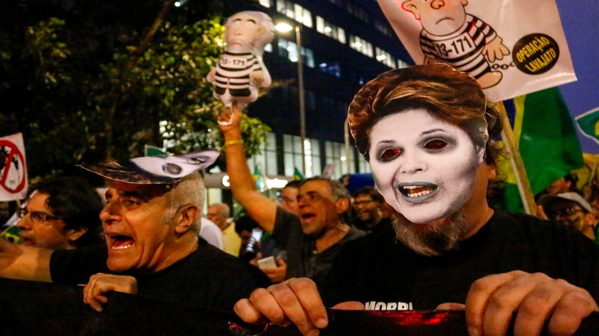
Movimientos de oposición salen a las calles este lunes 19 de octubre de 2015, pidiendo la destitución de la presidenta, Dilma Rousseff, en Sao Paulo (Brasil). Varios movimientos de oposición salieron a las calles de seis ciudades brasileñas para pedirle al Congreso que acepte abrir un juicio político con fines de destitución contra la presidenta Rousseff. 
