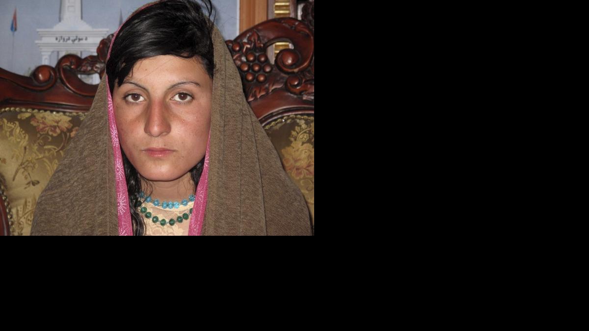 
 La adolescente afgana identificada como Zarmina, durante una rueda de prensa celebrada en Helmand, Afganistán, el 29 de diciembre de 2014. EFE//WATAN YAR
